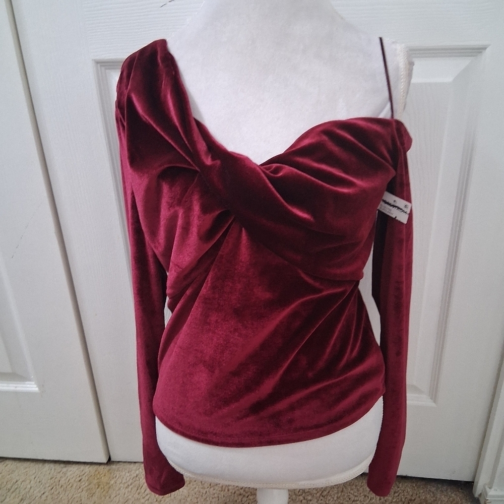 NWT Elodie Off The Shoulder Burgundy Velvet Top    Size XL